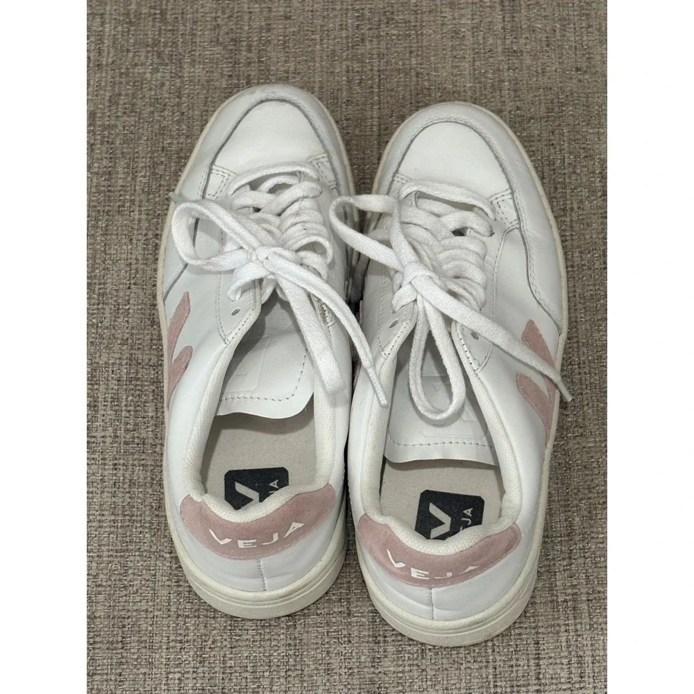 Veja 12 leather